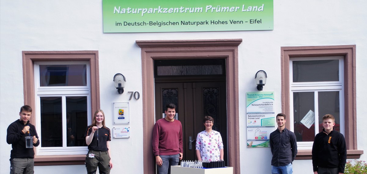 Übergabe der Experimenierkisten vor dem Naturpark Gebäude