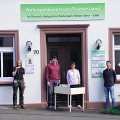 Übergabe der Experimenierkisten vor dem Naturpark Gebäude