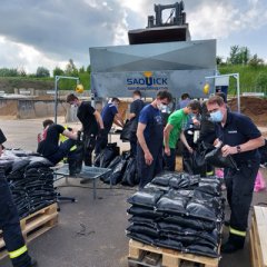 Feuerwehr beim Befüllen der Sandsäcke