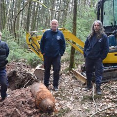 Kampfmittelräumdienst, Bagger und Fliegerbombe