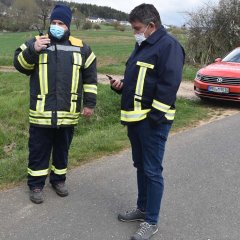 Feuerwehrmann und Ordnungsamt an der Straße