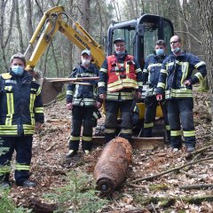 Kampfmittelräumdienst mit Fliegerbome nach Entschärfung