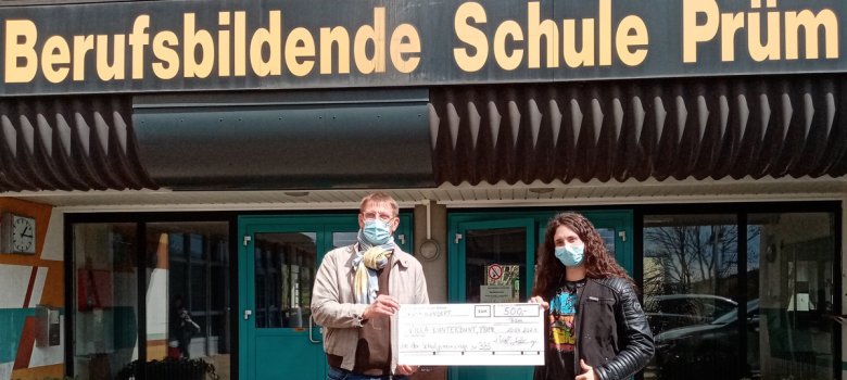 Übergabe des Spendenschecks vor der BBS Prüm