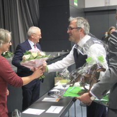 Überreichung eines Blumenstraußes an Frau Söhngen