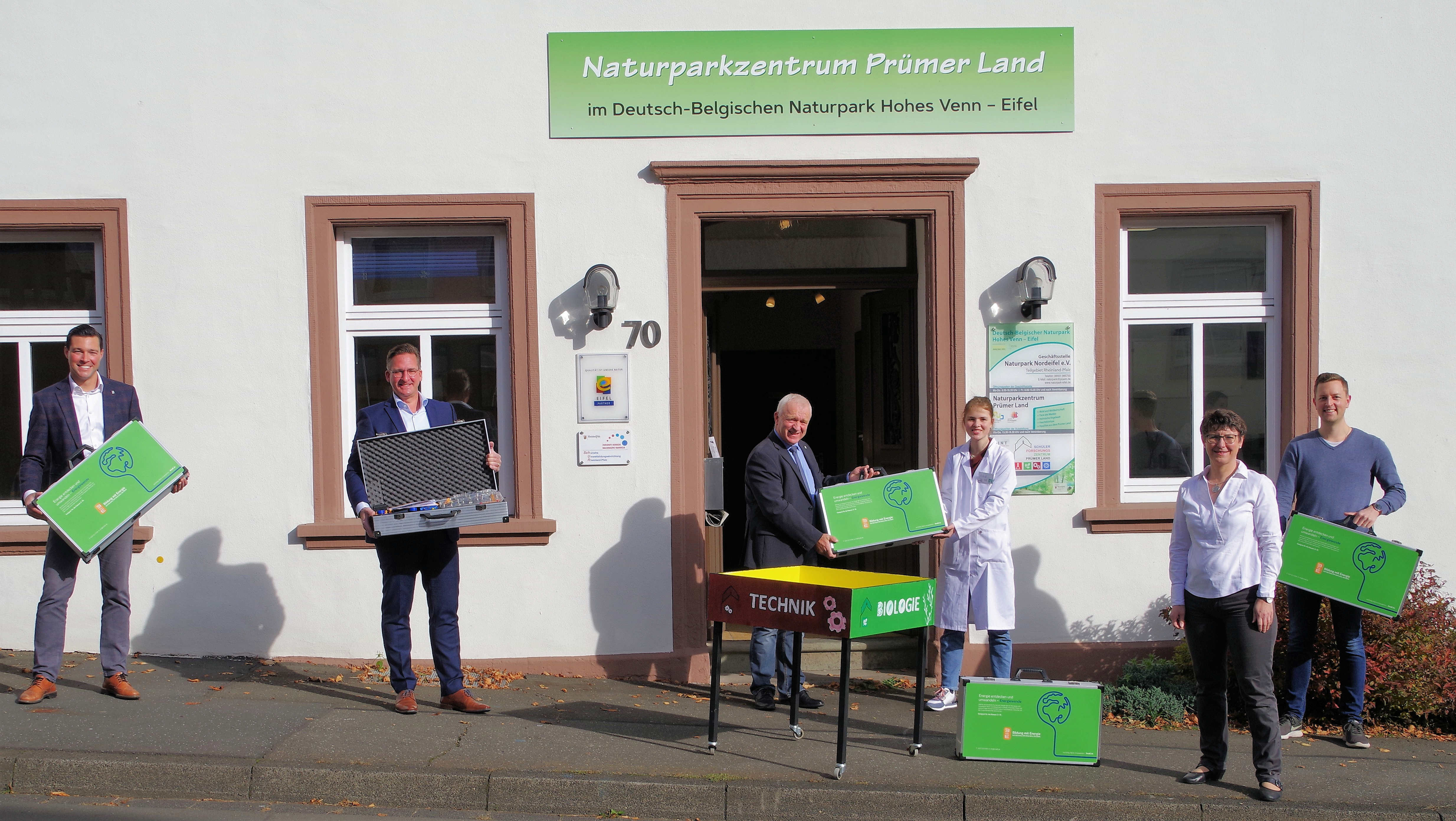 Übergabe der Experinentierkoffer vor dem Naturpark