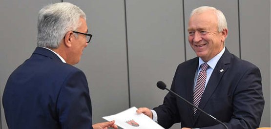 Übereichung der Urkunde an Bürgermeister Söhngen