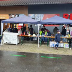 Stand der Bambinifeuerwehr vor dem REWE Markt