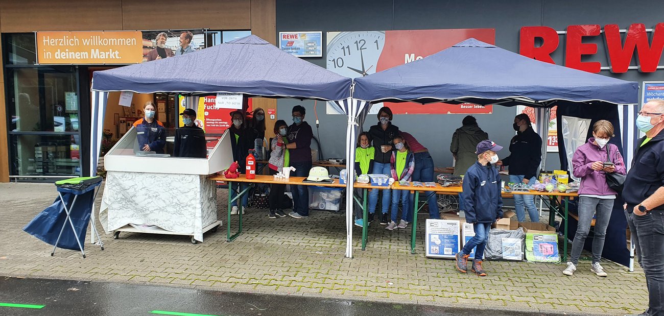 Stand der Bambinifeuerwehr vor dem REWE Markt
