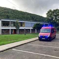 Feuerwehrauto geparkt vor der Grundschule Gemünd