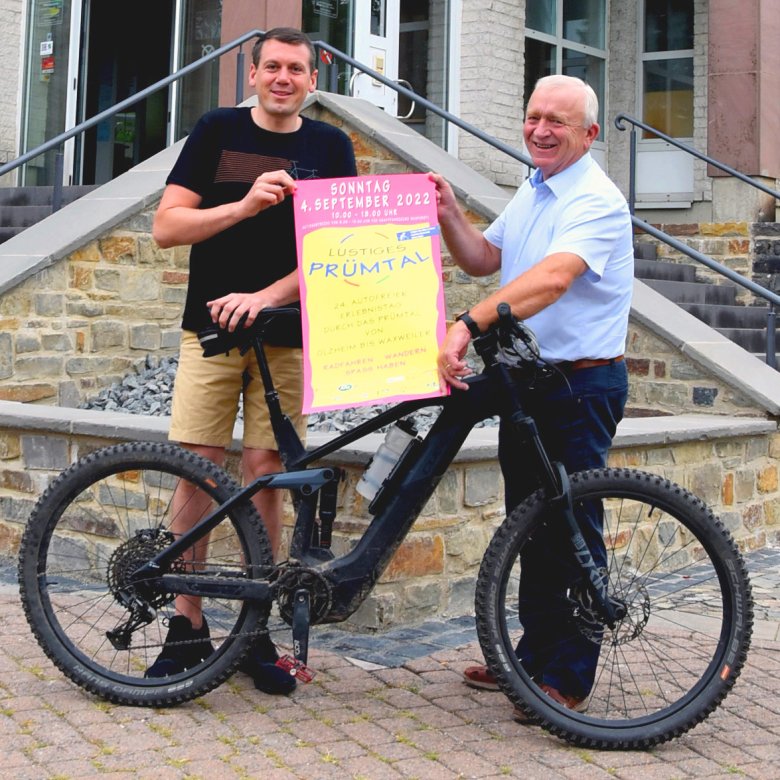 Die Bürgermeister Johannes Kuhl und Aloysius Söhngen mit dem Plakat autofreies Prümtal