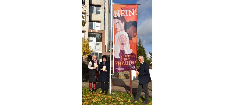 Bürgermeister Aloysius Söhngen, 1. Beigeordnete Gudrun Breuer und Gleichstellungsbeautragte Ute Last beim Hissen der Aktionsflagge