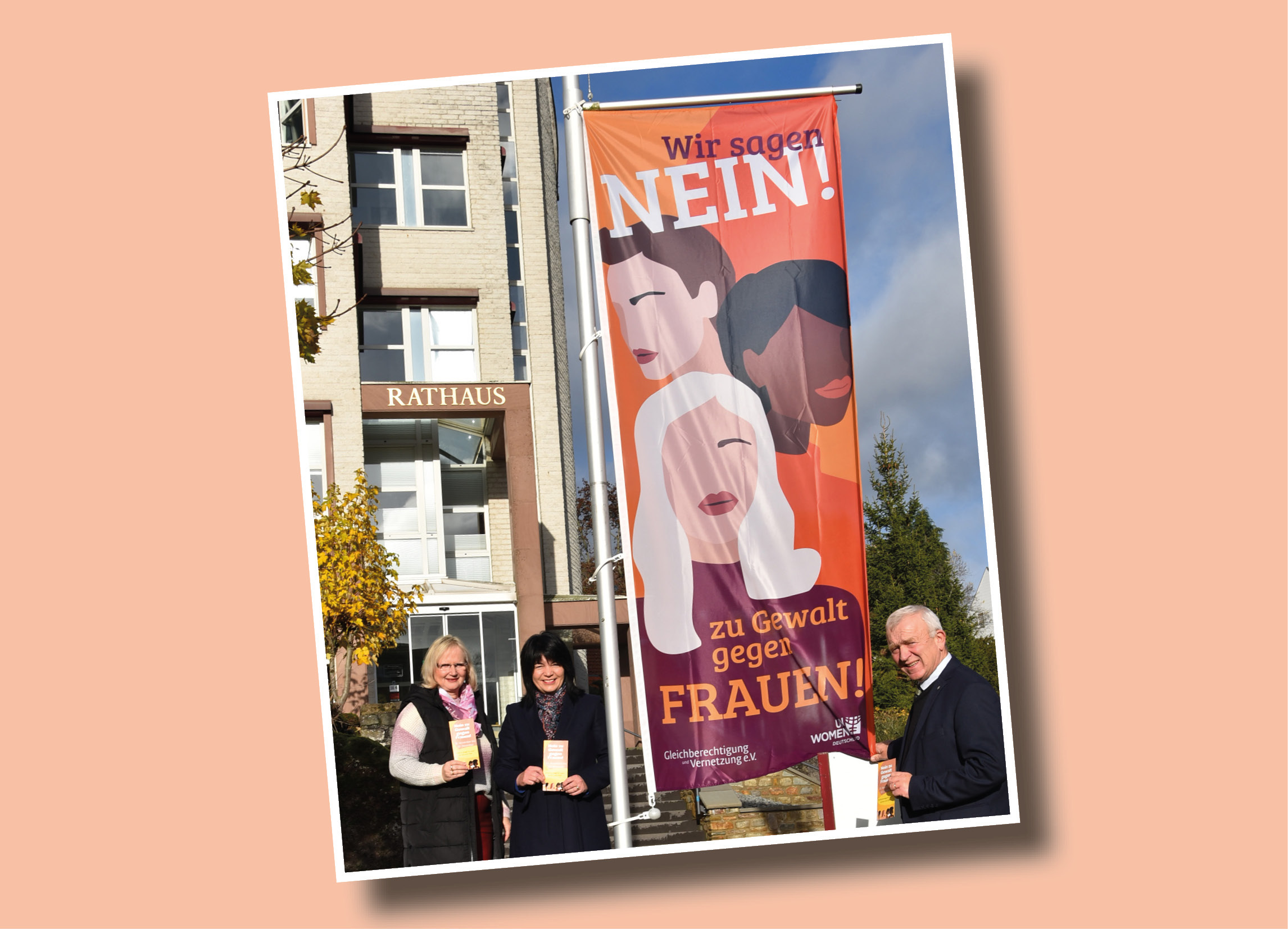 Bürgermeister Aloysius Söhngen, 1. Beigeordnete Gudrun Breuer und Gleichstellungsbeautragte Ute Last beim Hissen der Aktionsflagge