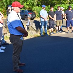 Teilnehmer bei Gedenkern auf dem Radweg