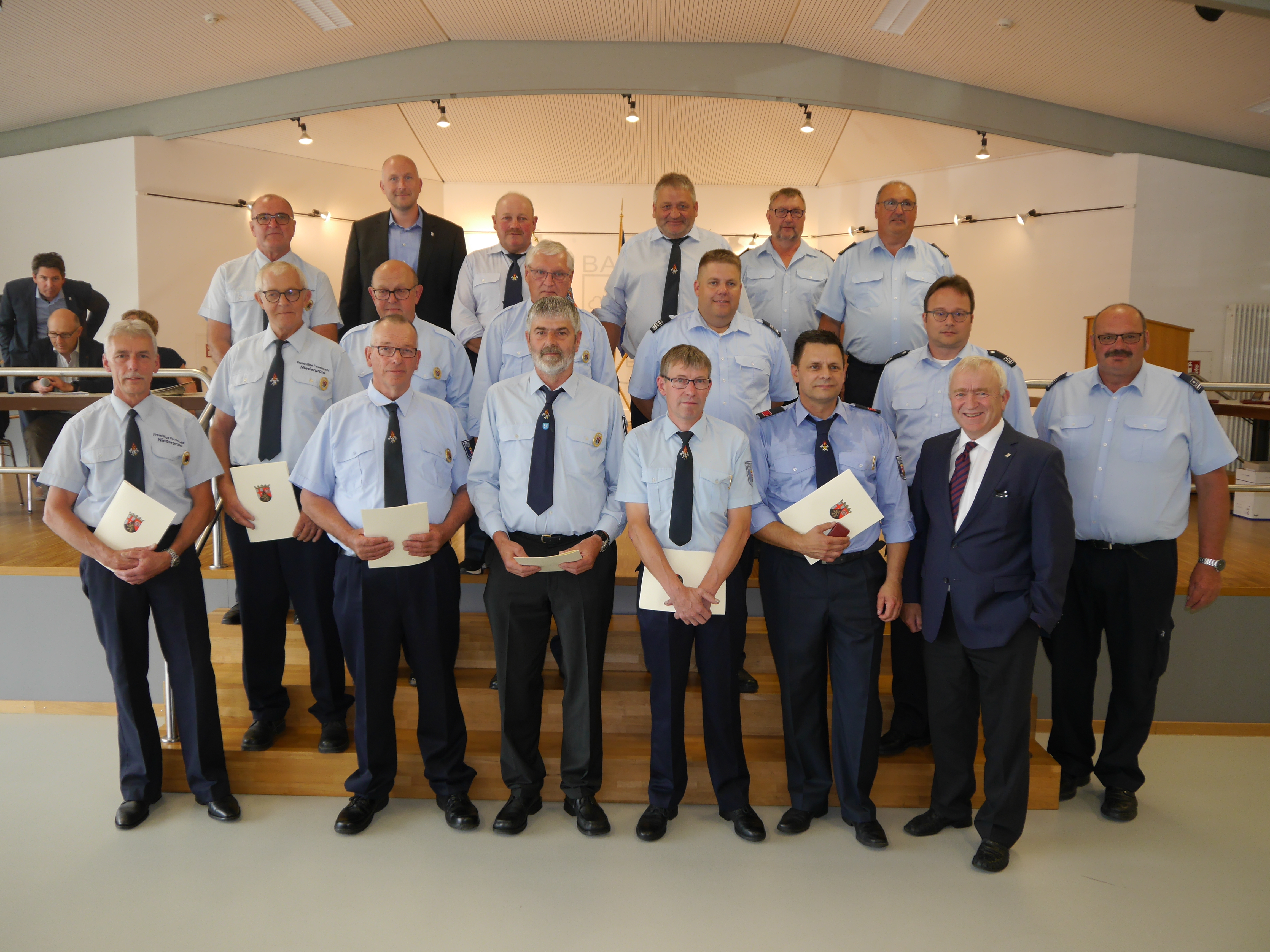 Die anwesenden Geehrten mit Landrat Kruppert, Bürgermeister Söhngen, BKI Larisch, stellvertr. BKI Schlöder, Wehrleiter Thiel und seinen beiden Stellvertretern Houscht und Faasen