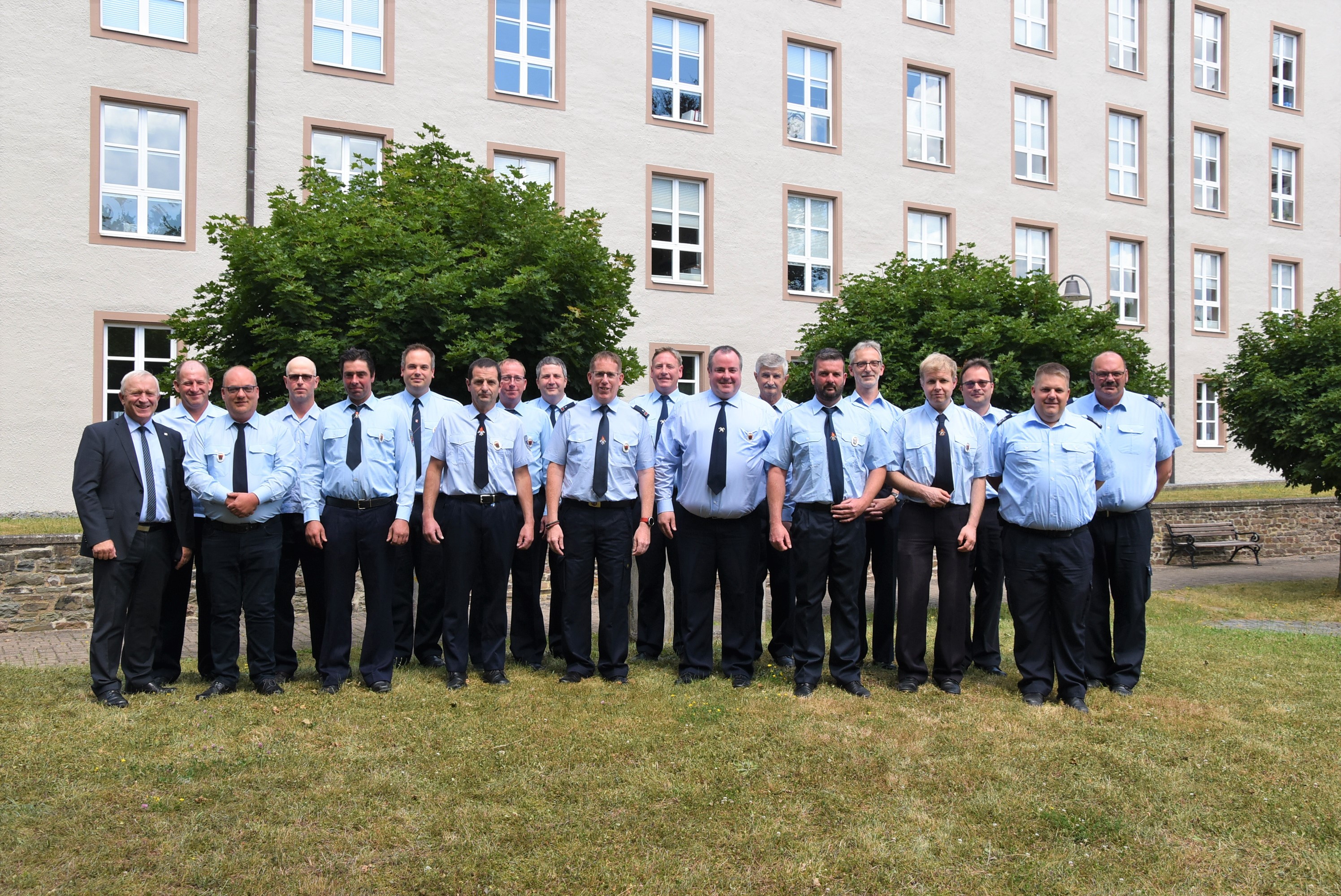 Anwesende Geehrte mit Bürgermeister Aloysius Söhngen, Verbandsgemeindewehrleiter Alexander Thiel und seinen Stellvertretern Roland Houscht und Walter Faasen