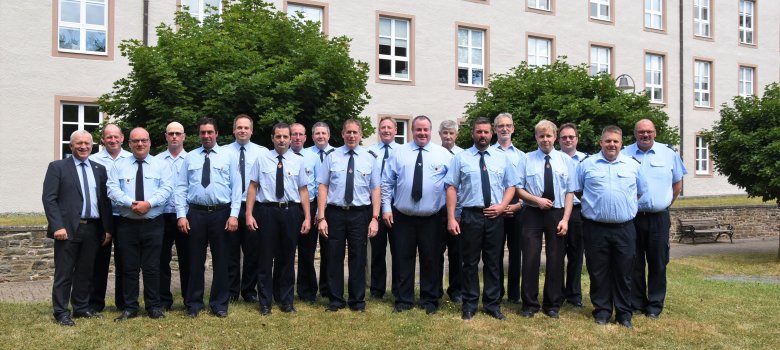 Anwesende Geehrte mit Bürgermeister Aloysius Söhngen, Verbandsgemeindewehrleiter Alexander Thiel und seinen Stellvertretern Roland Houscht und Walter Faasen