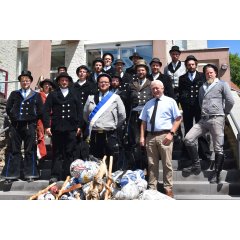 Gruppenbild der zwei Wandergesellinnen und 14 Wandergesellen mit Bürgermeister Aloysius Söhngen