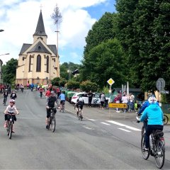 Radfahrer beim Nimsrad in der Ortsgemeinde Lasel