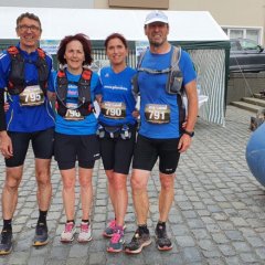 Teilnehmer beim Wandermarathon im Ziel