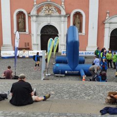 Wartende am Ziel des Wandermarathons