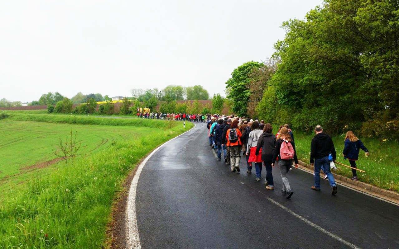 Teilnehmer bei der Springprozession