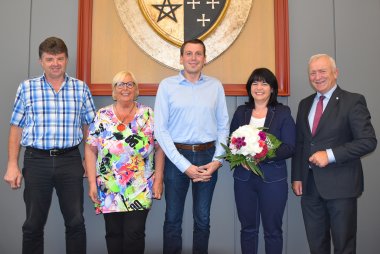 Die Beigeordneten Rudi Johanns und Paula Sonnen; Johannes Kuhl, jetzt Bürgermeister der VG Arzfeld; die Erste Beigeordnete Gudrun Breuer und Bürgermeister Aloysius Söhngen