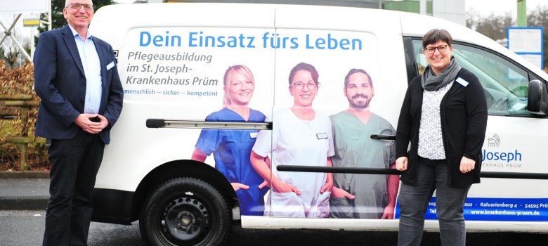 Fahrzeug vom Krankenhaus mit Werbeaufdruck zur Pflegeausbildung im St. Joseph Krankenhaus Prüm