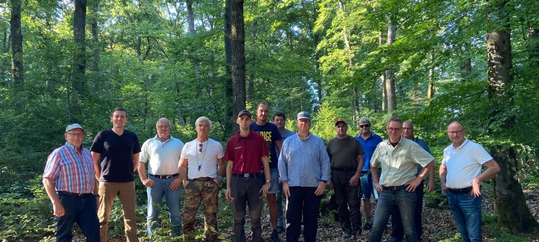 Gruppenbild der Teilnehmer beim Waldbegang