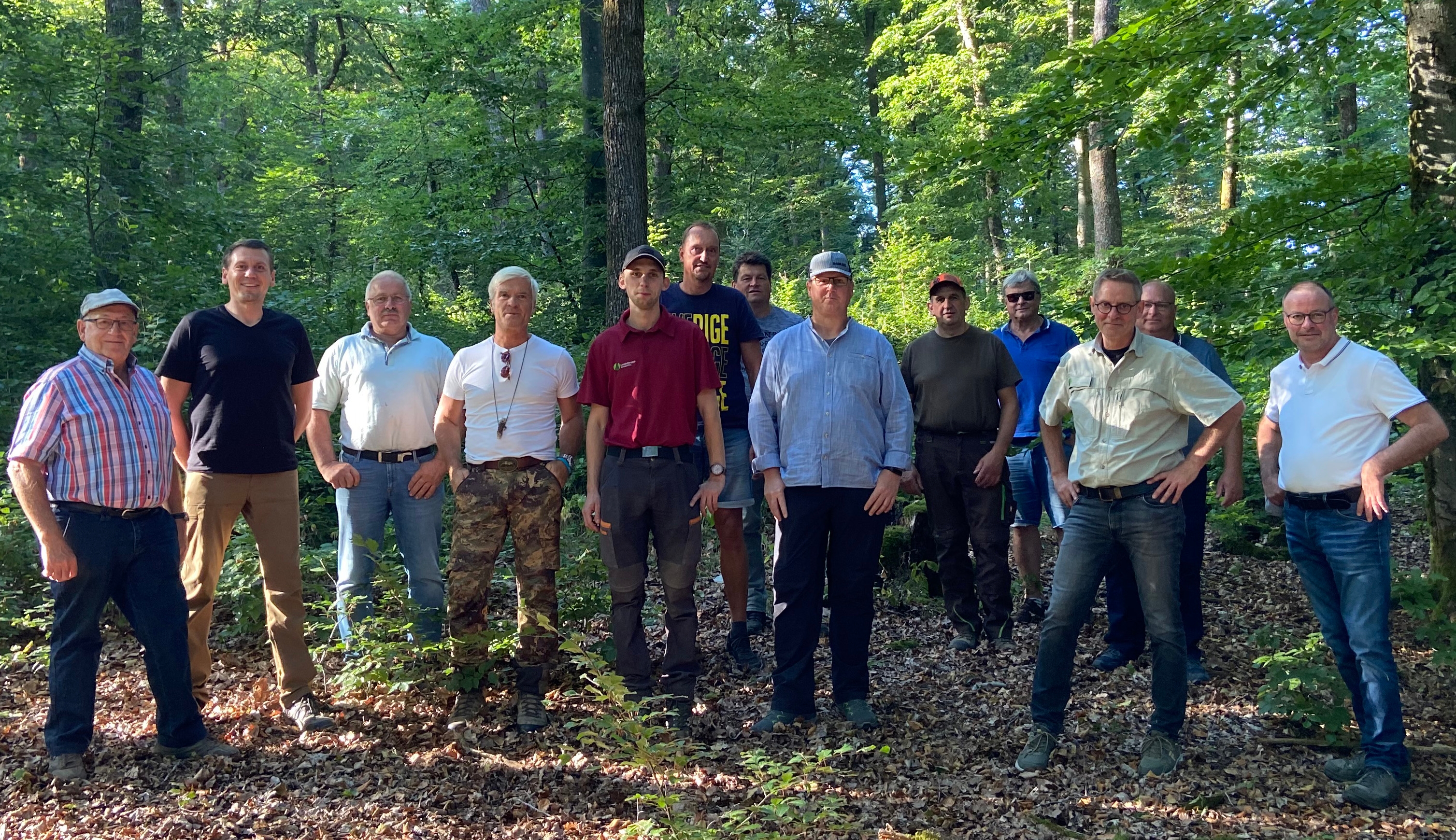 Gruppenbild der Teilnehmer beim Waldbegang