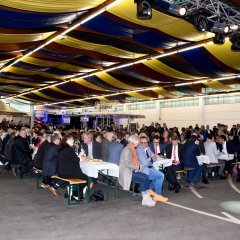 Zuhörer in der Markthalle