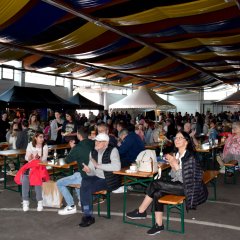 Besucher in der Markthalle Prüm