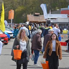 Besucher im Außenbereich mit Eimern