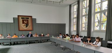 Kinder am Tisch im Ratssaal am Tisch mit Bürgemeister Söhngen