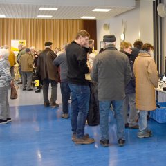 Besucher bei der Hilfsmittelausstellung