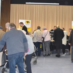 Besucher bei der Hilfsmittelausstellung