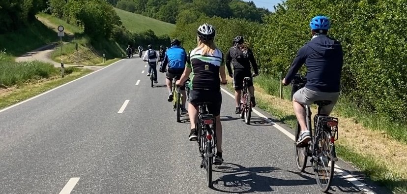 Radfahrer bei Nimmsrad auf der Straße