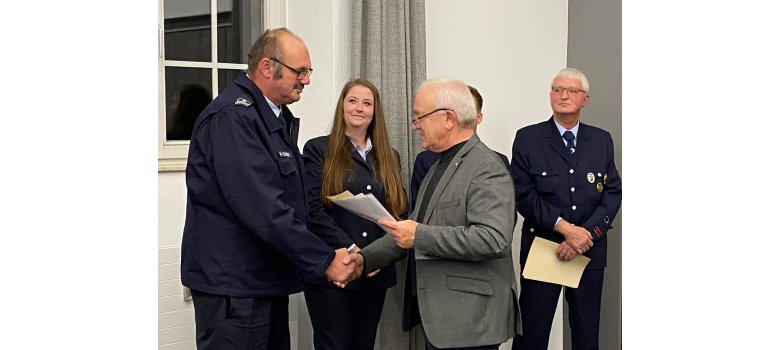 Bürgermeister Söhngen bei Übergabe einer Urkunde