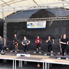 Menschen beim Stepp Aerobic