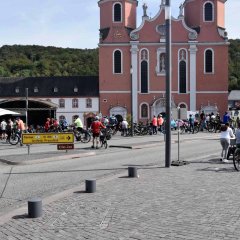 Radfahrer beim autofreien Prümtal vor der Basilika