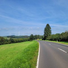 Radfahrer auf der autofreien Straße