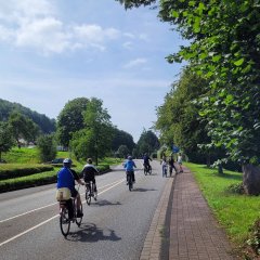 Radfahrer auf der autofreien Straße