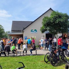 Radfahrer bei der Pause beim autofreien Prümtal