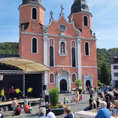 Teilnehmer bei der Pause am Hahnplatz