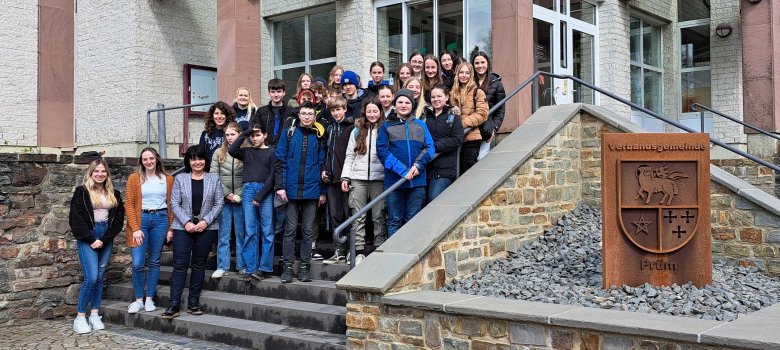 Gruppenfoto mit den Schülern und Lehrerinnen des Gymnasiums