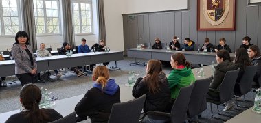 Gudrun Breuer im Gespräch mit den Schülern