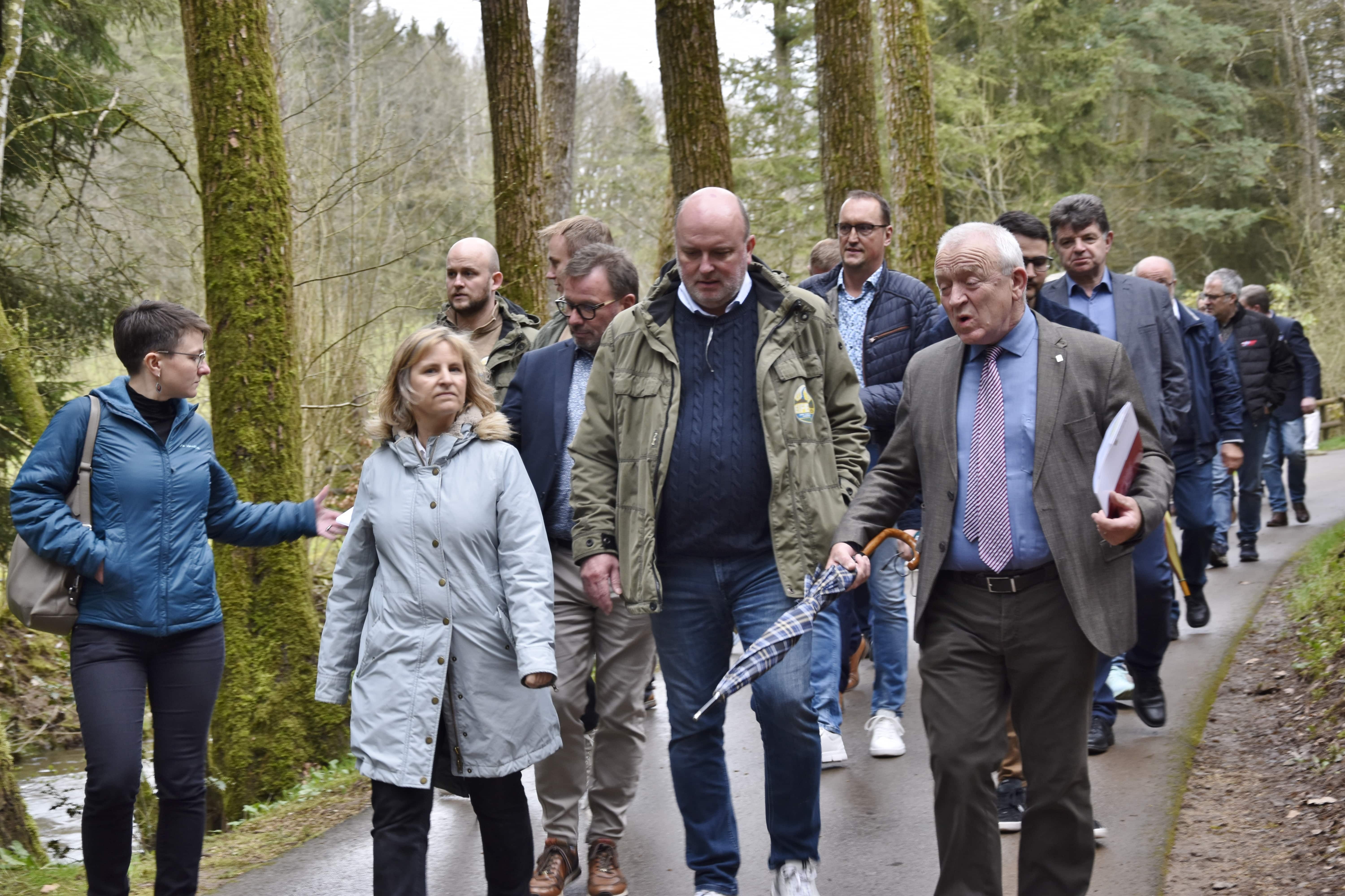 Teilnehmer bei der Besichtigung im Eifelzoo