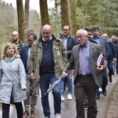 Teilnehmer bei der Besichtigung im Eifelzoo