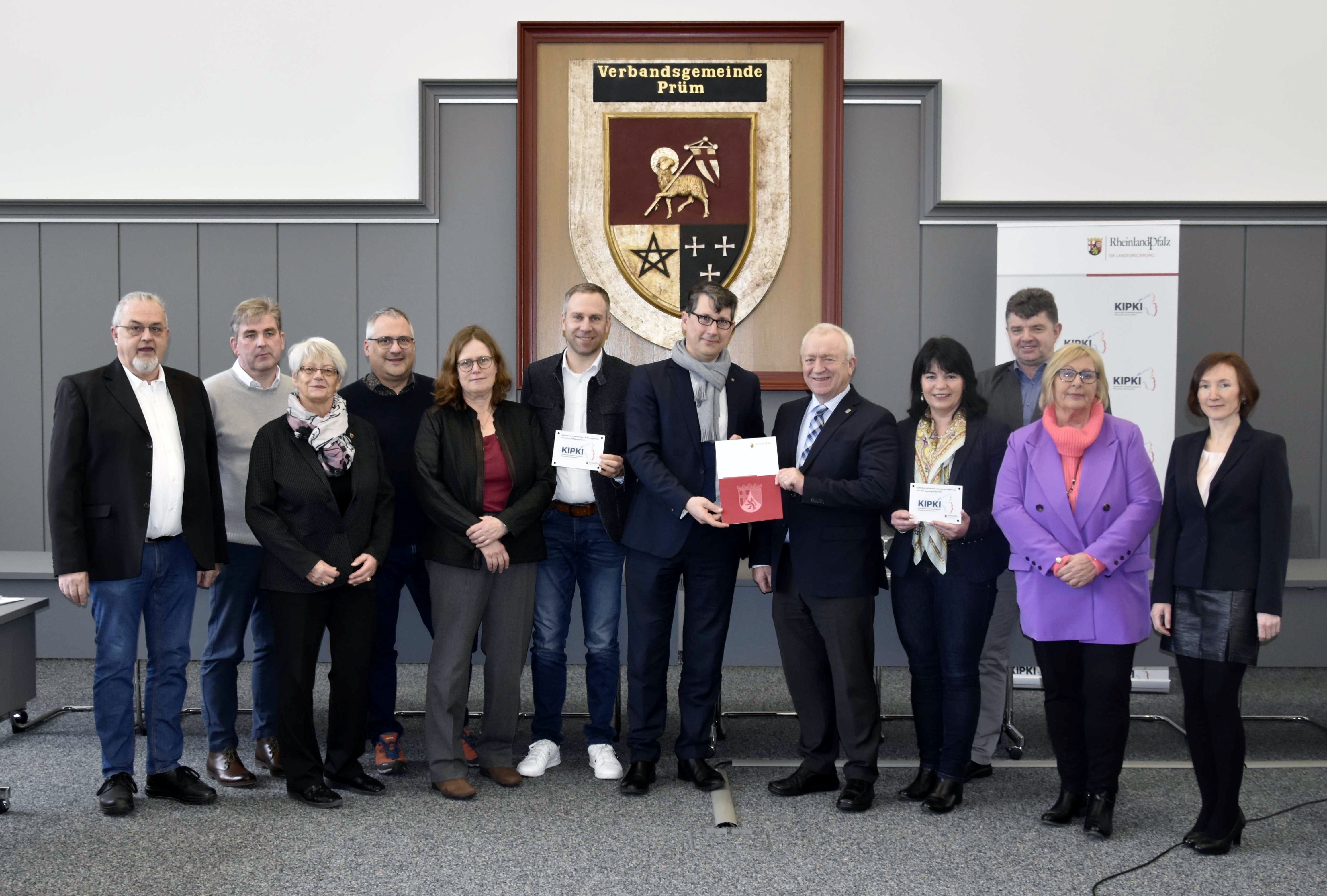 Gruppenfoto der Teilnehmer Übergabe Kipki Förderbescheid
