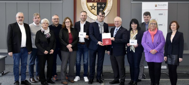 Gruppenfoto der Teilnehmer Übergabe Kipki Förderbescheid