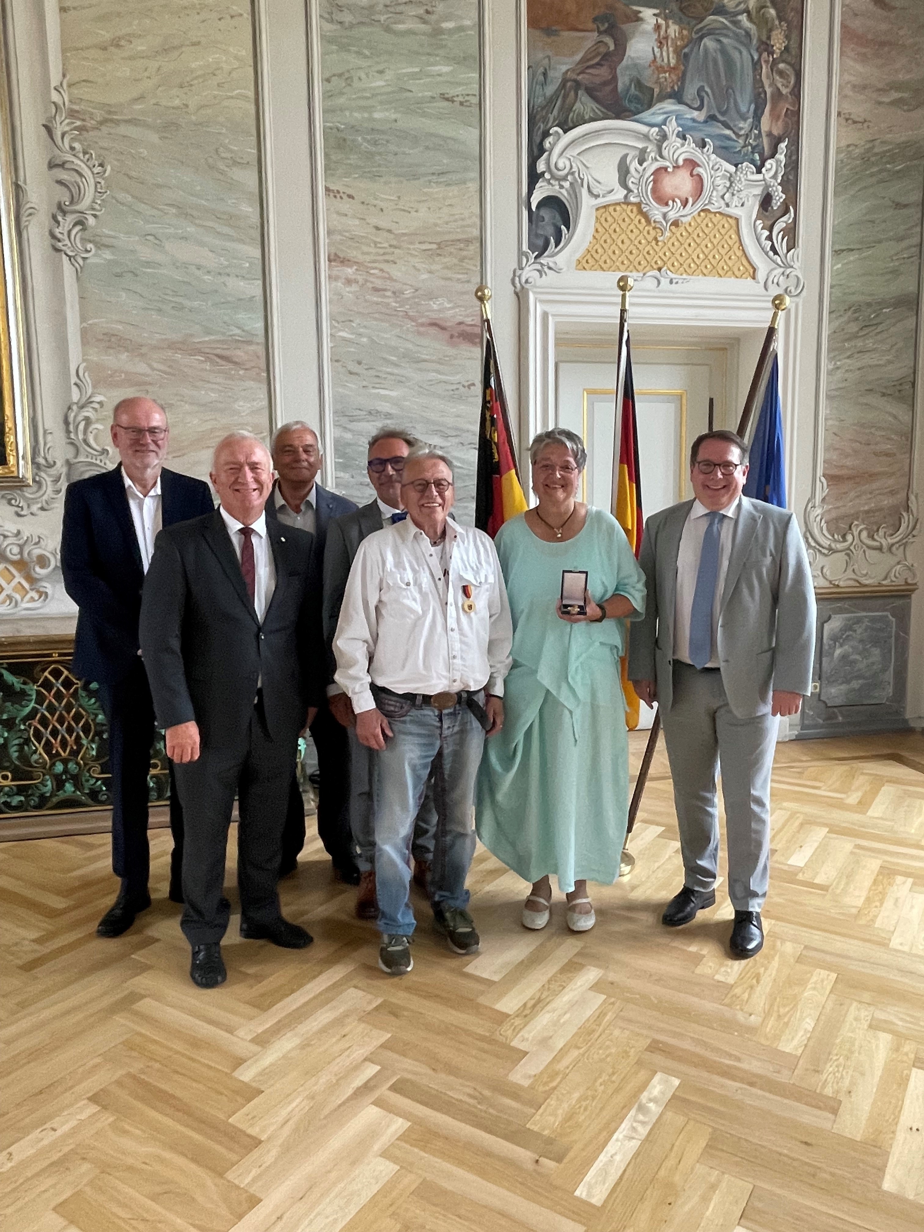 Gruppenfoto der Ehrenden mit den Geehrten